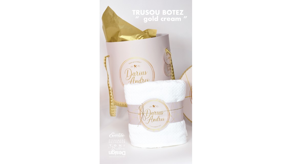 Trusou de botez pentru baieti cu broderie eleganta personalizata, Gold Cream 1